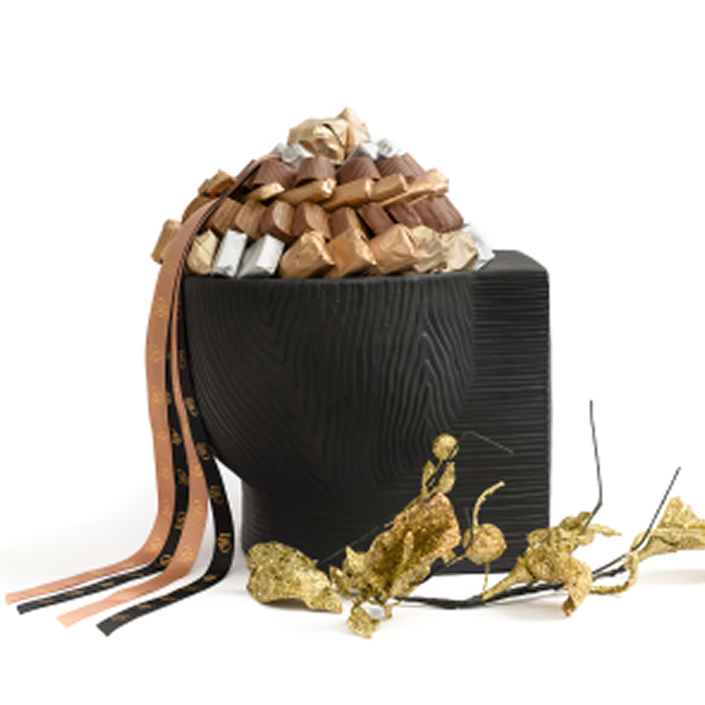 S0003 Coupe demi-sphère avec socle en porcelaine noire effet bois - 750gr - garnie de chocolats – Image 1