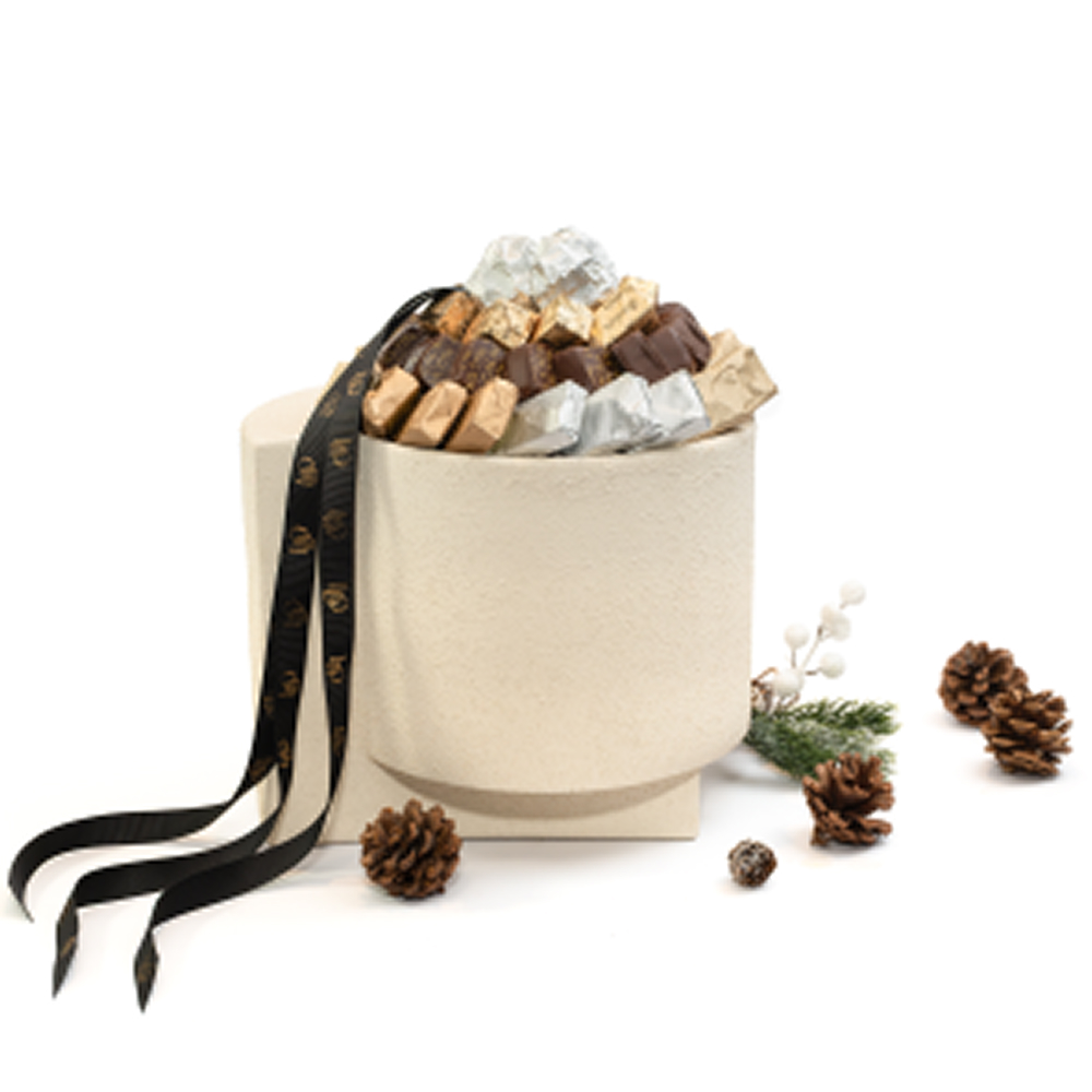 S0023 Coupe ronde en porcelaine écrue garnie de chocolat – Image 1