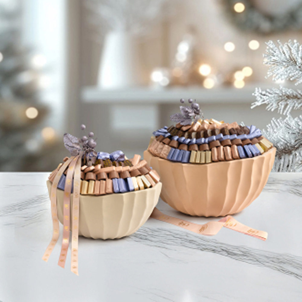 S0067 Coupe fleur en céramique garni de chocolats – Image 1