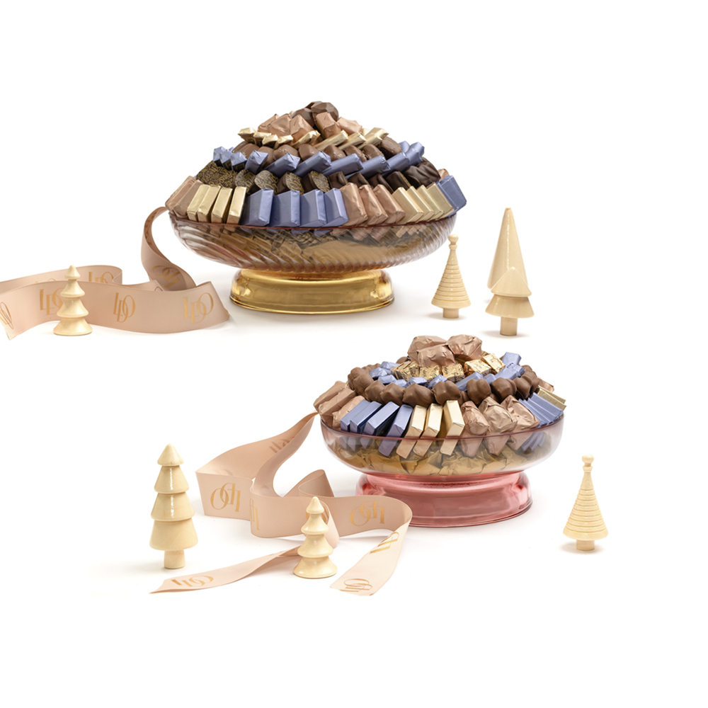 S0088 Coupe sur pied en verre fin teinté garni de chocolats – Image 1