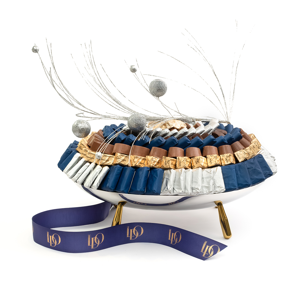 S0139 Coupe ronde sur pieds en métal argenté garnie de chocolat – Image 1